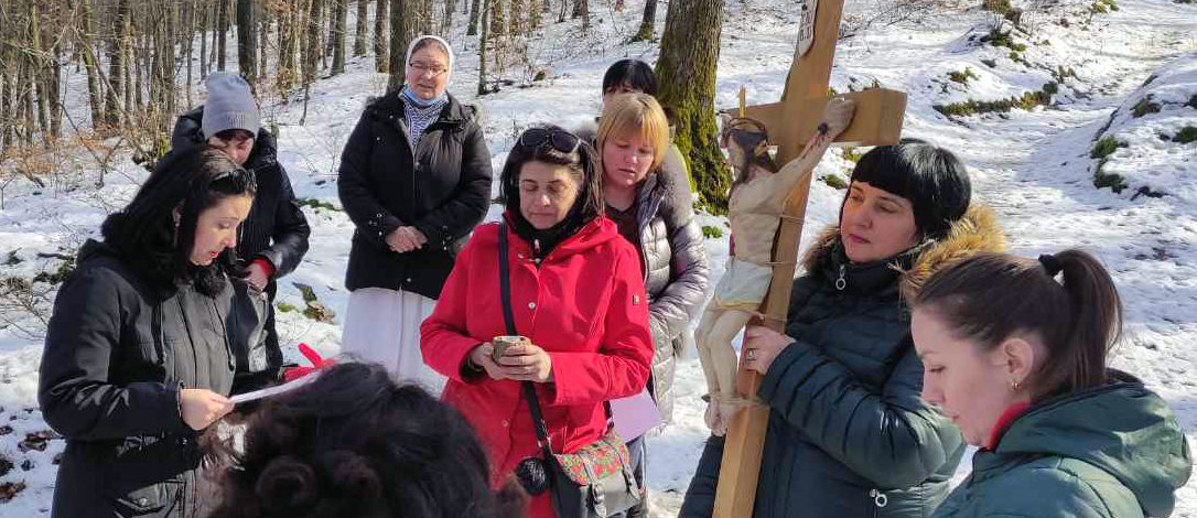 Na Ukrajine sa počas pandémie spoločne modlili matky aj deti